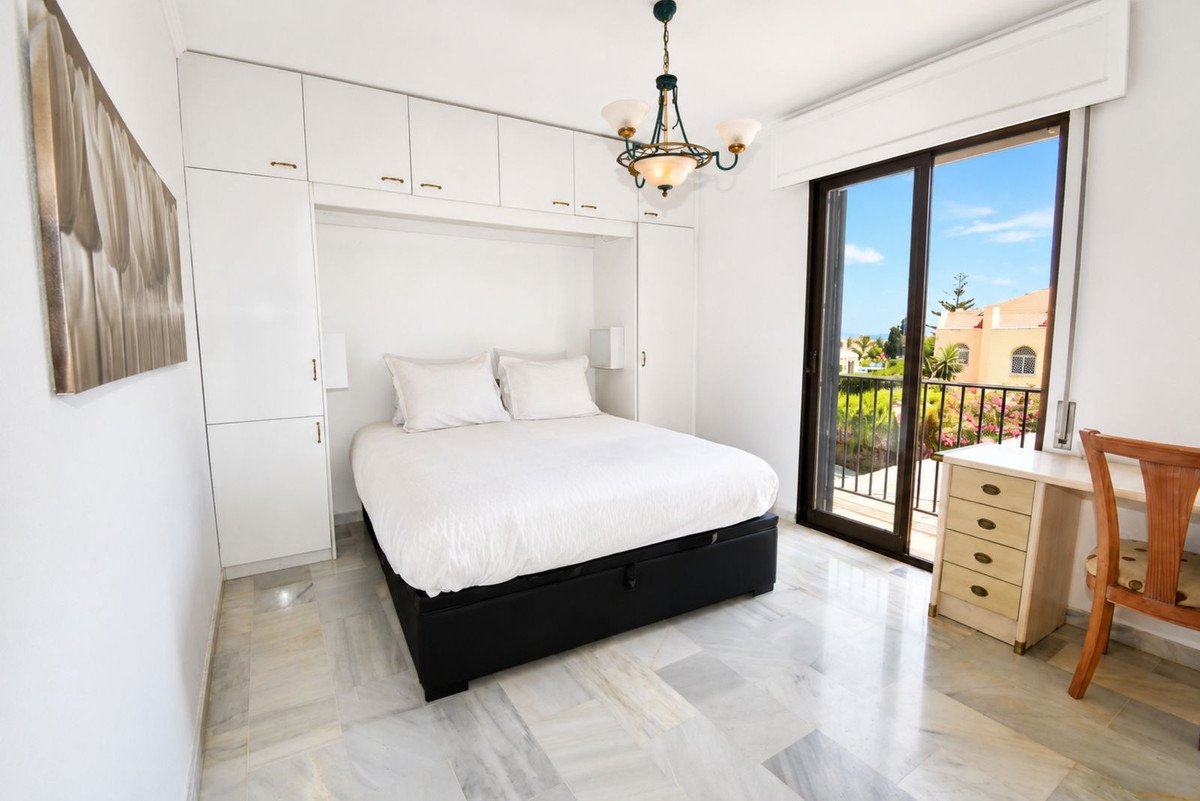 2 Bed Middle Floor Apartment in El Chaparral