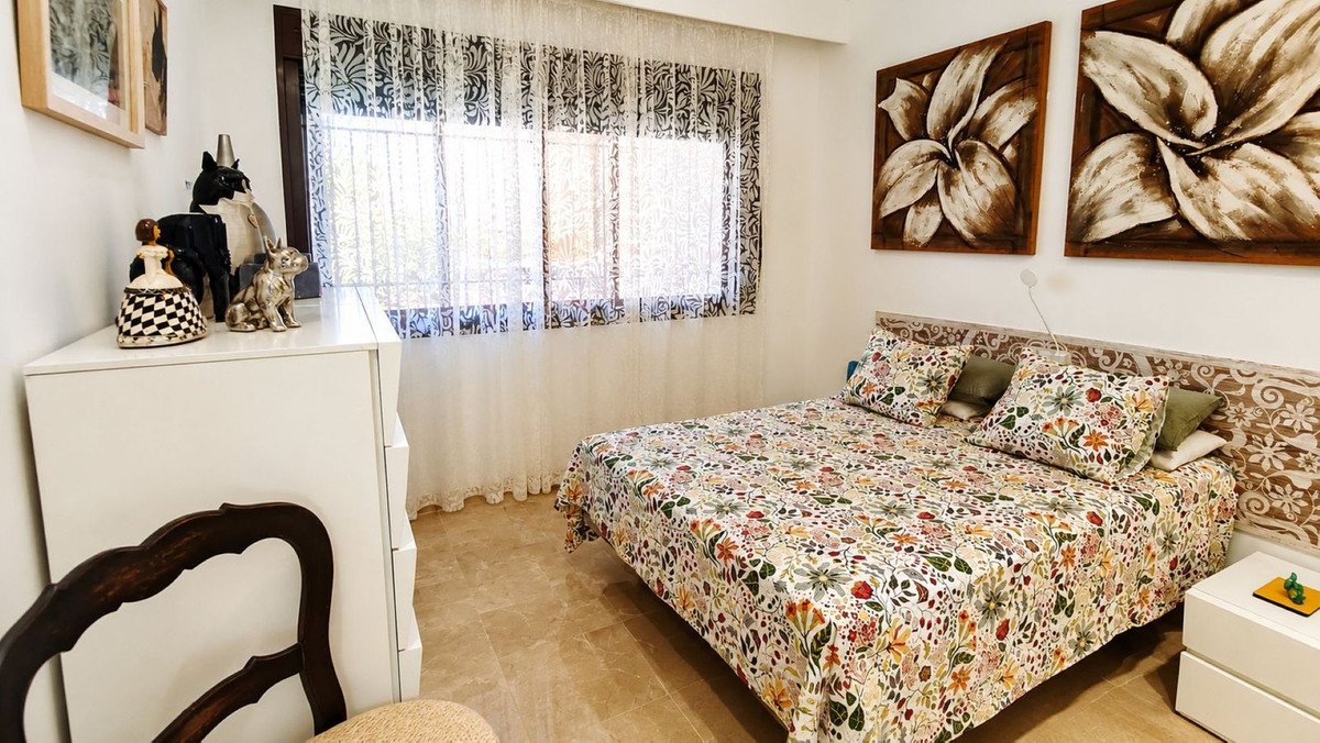 2 Bed Middle Floor Apartment in Estepona