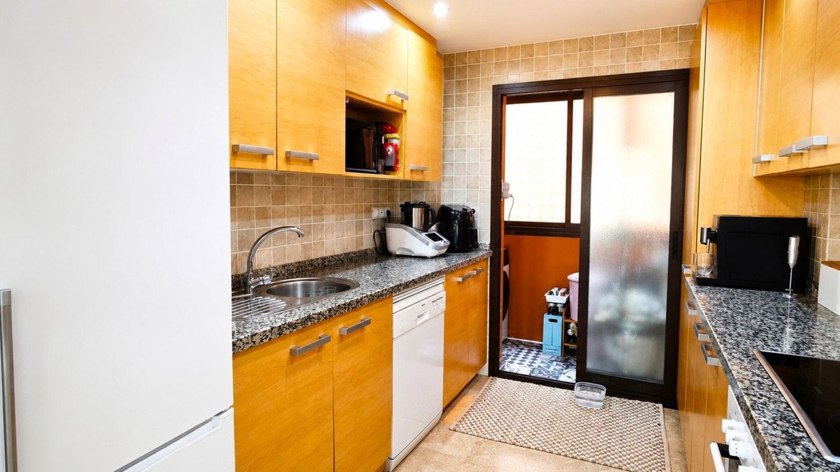 2 Bed Middle Floor Apartment in Estepona