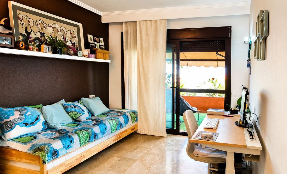 2 Bed Middle Floor Apartment in Estepona