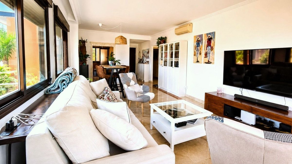2 Bed Middle Floor Apartment in Estepona