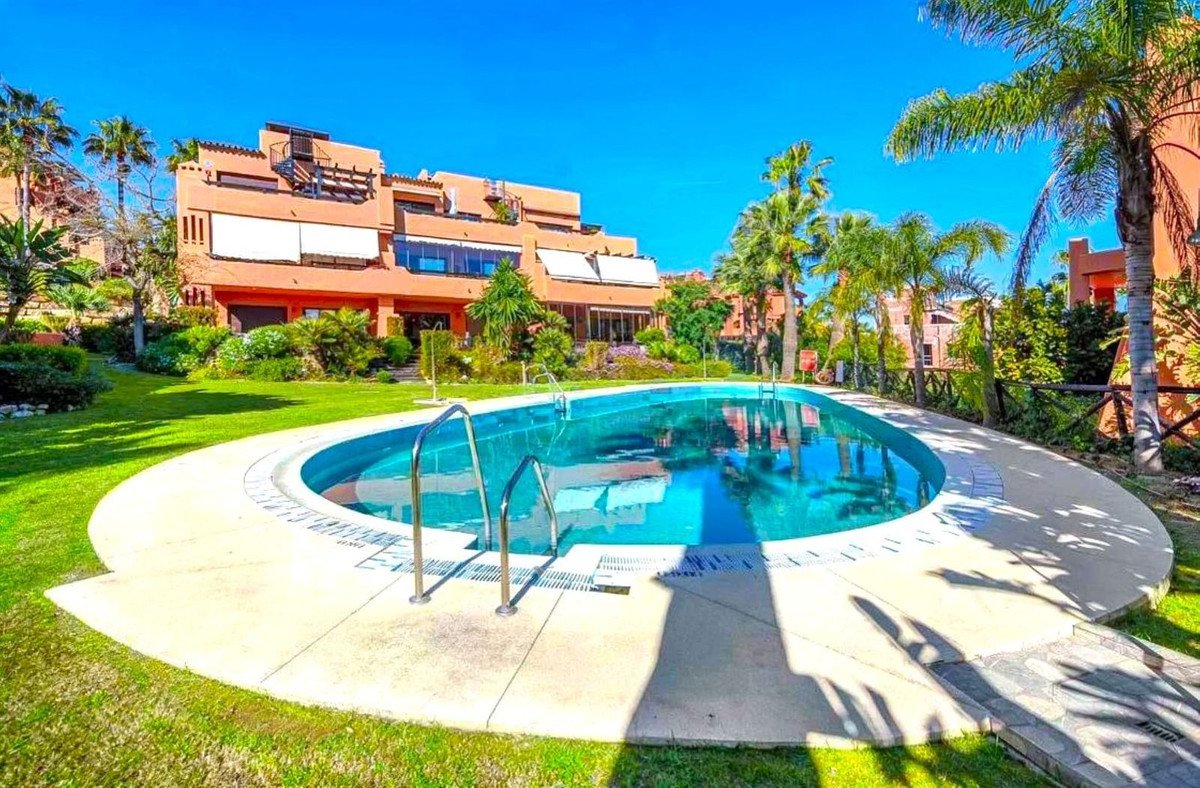 2 Bed Middle Floor Apartment in Estepona