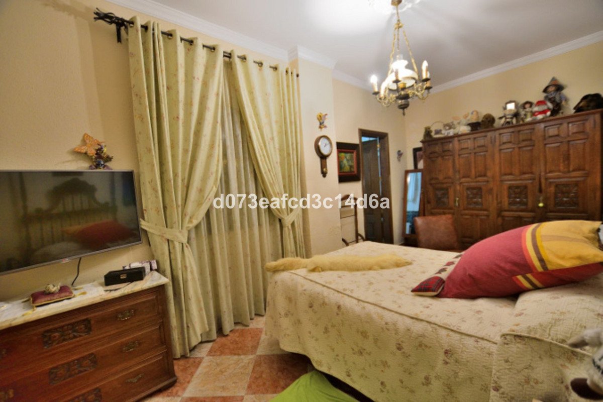 4 Bed Middle Floor Apartment in Ronda