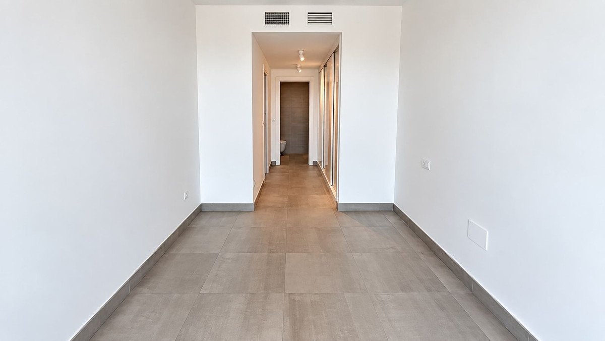 2 Bed Middle Floor Apartment in La Duquesa