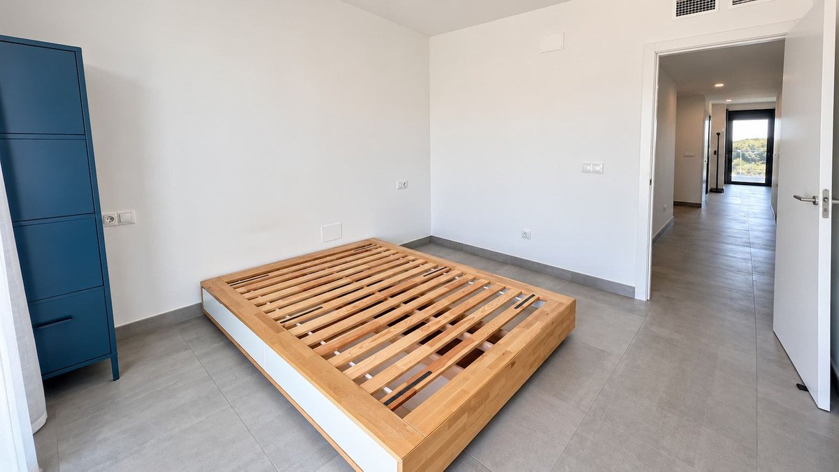 2 Bed Middle Floor Apartment in La Duquesa