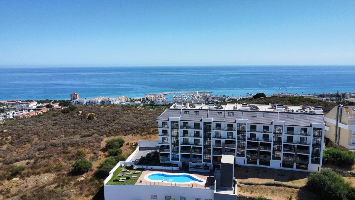 2 Bed Middle Floor Apartment in La Duquesa