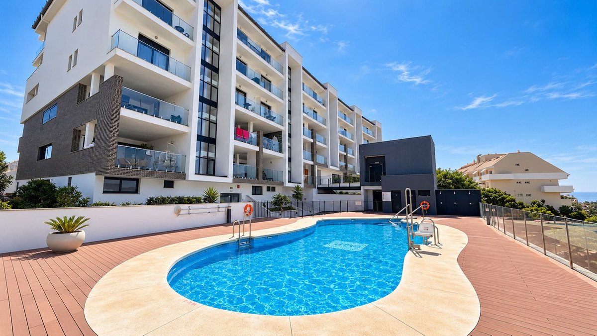2 Bed Middle Floor Apartment in La Duquesa
