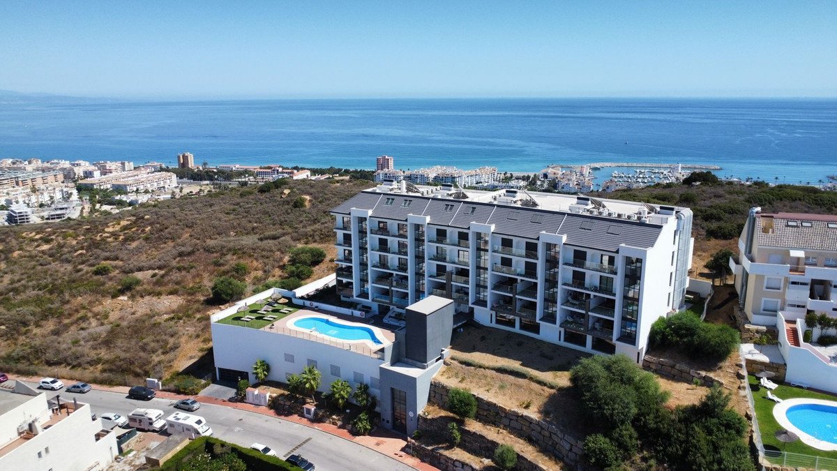 2 Bed Middle Floor Apartment in La Duquesa