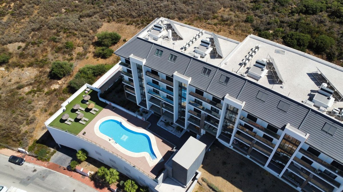 2 Bed Middle Floor Apartment in La Duquesa