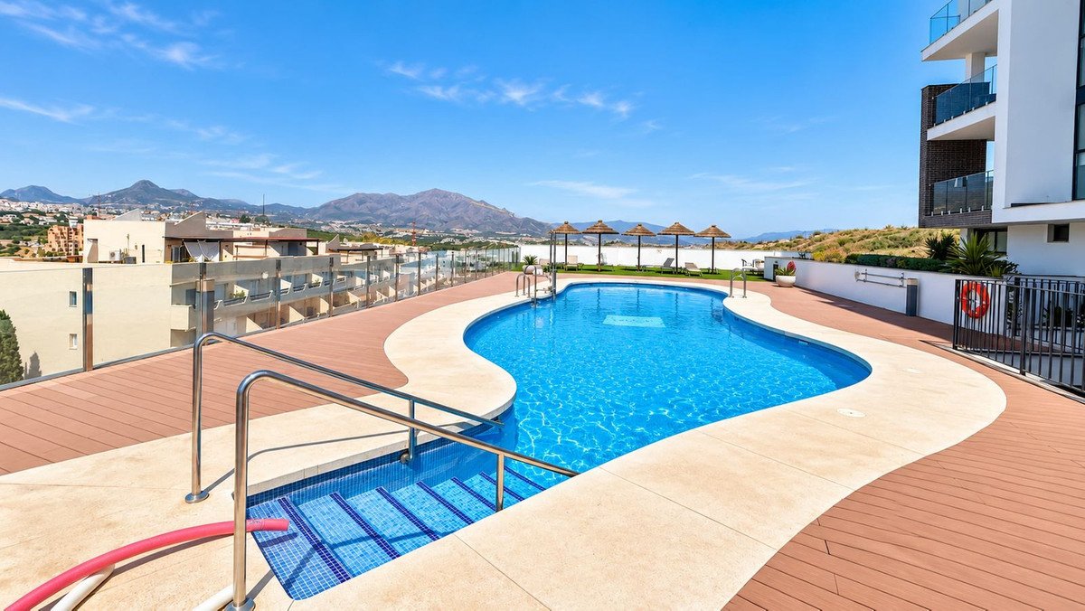2 Bed Middle Floor Apartment in La Duquesa