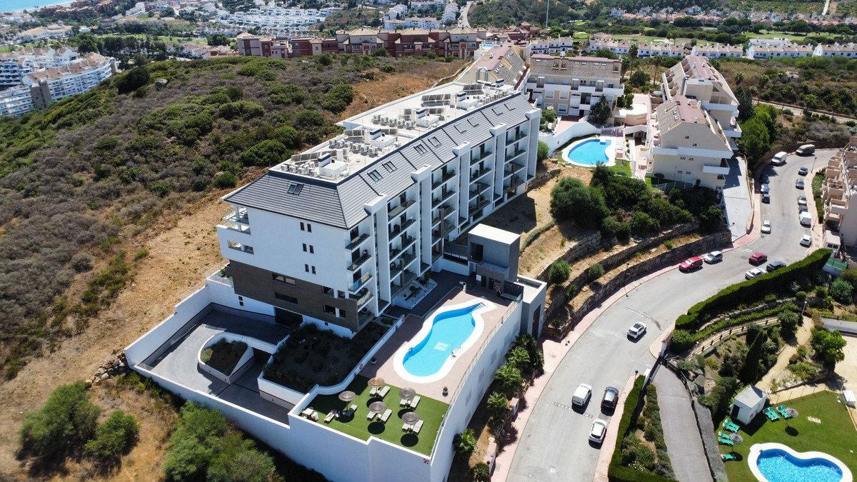 2 Bed Middle Floor Apartment in La Duquesa