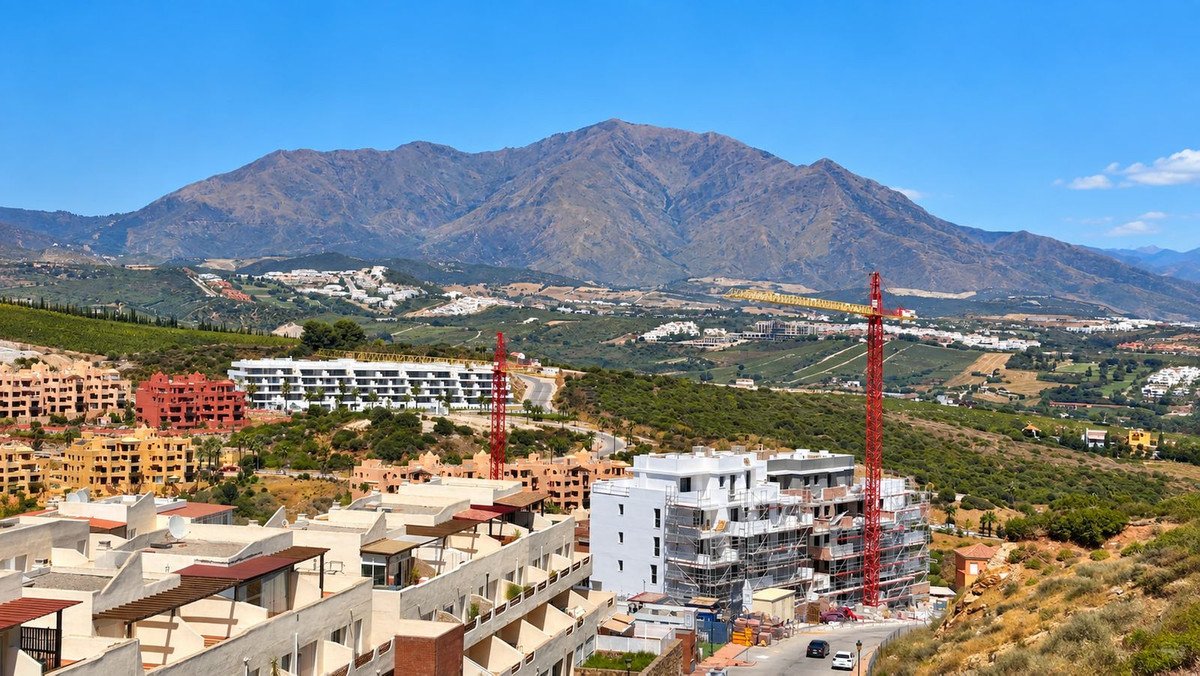 2 Bed Middle Floor Apartment in La Duquesa