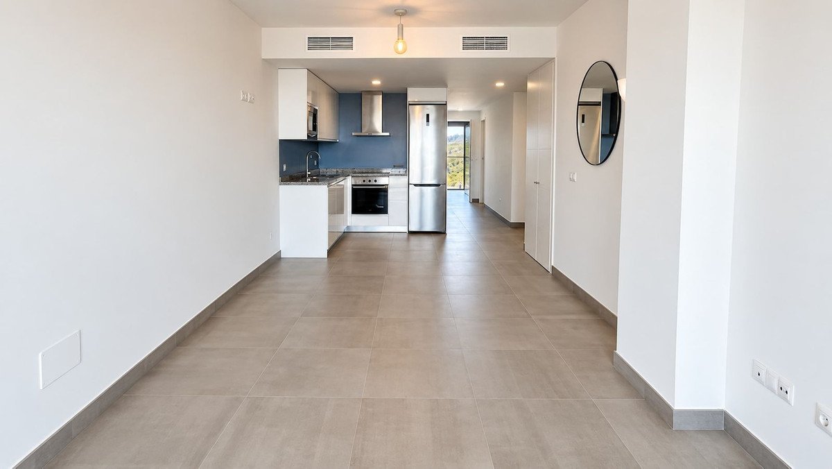 2 Bed Middle Floor Apartment in La Duquesa