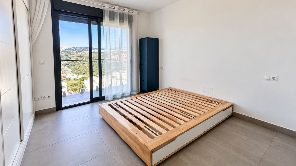 2 Bed Middle Floor Apartment in La Duquesa