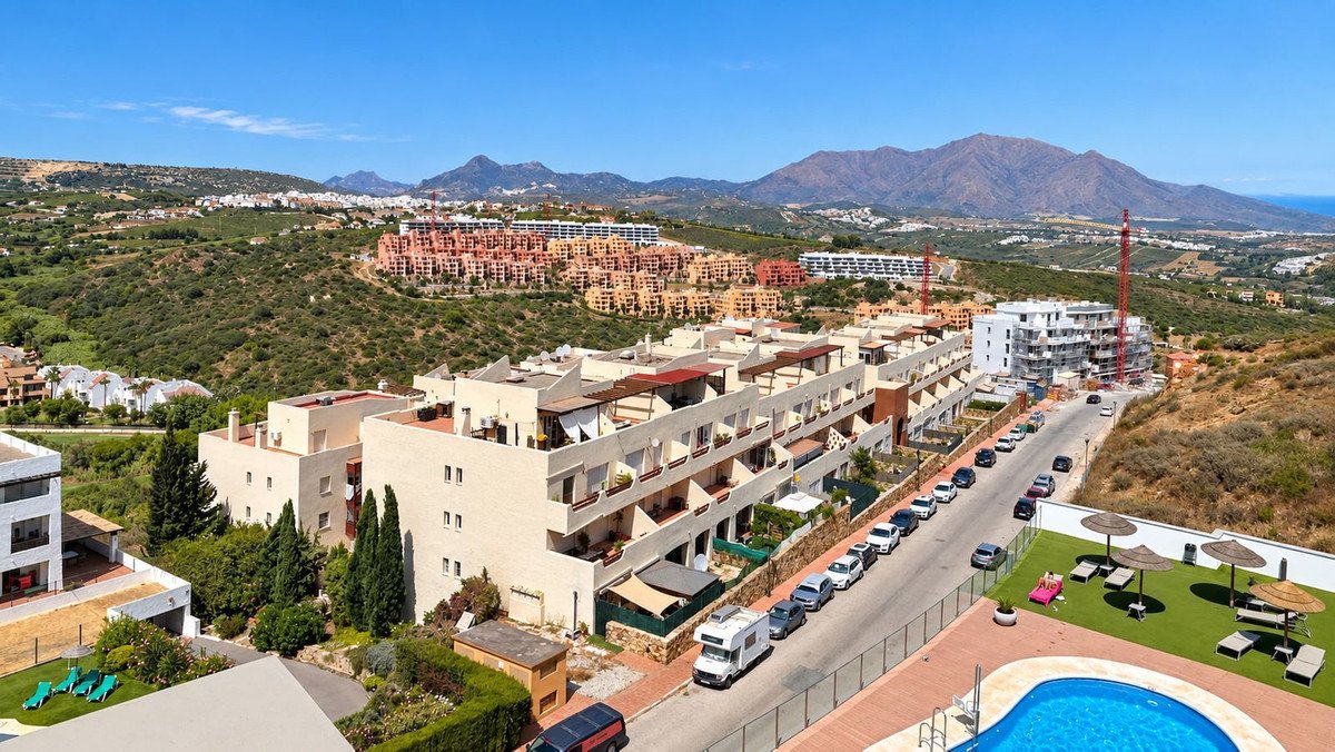 2 Bed Middle Floor Apartment in La Duquesa