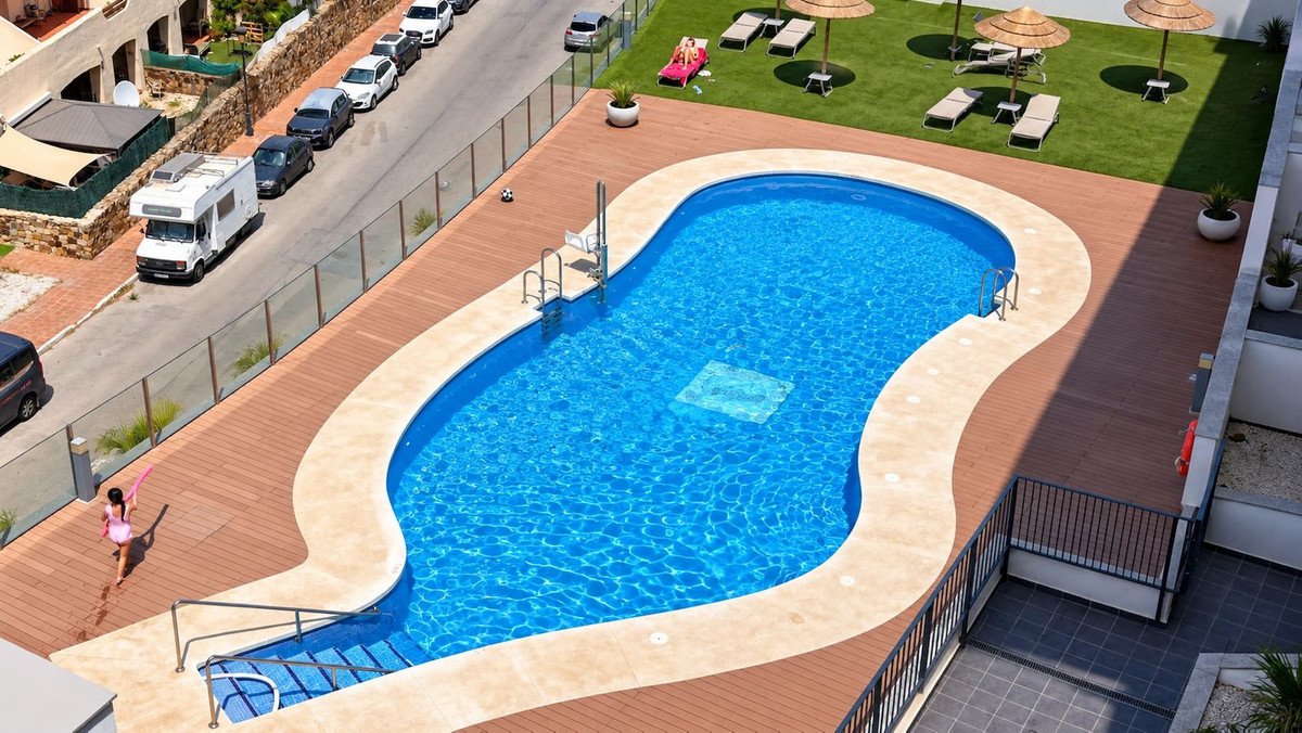 2 Bed Middle Floor Apartment in La Duquesa