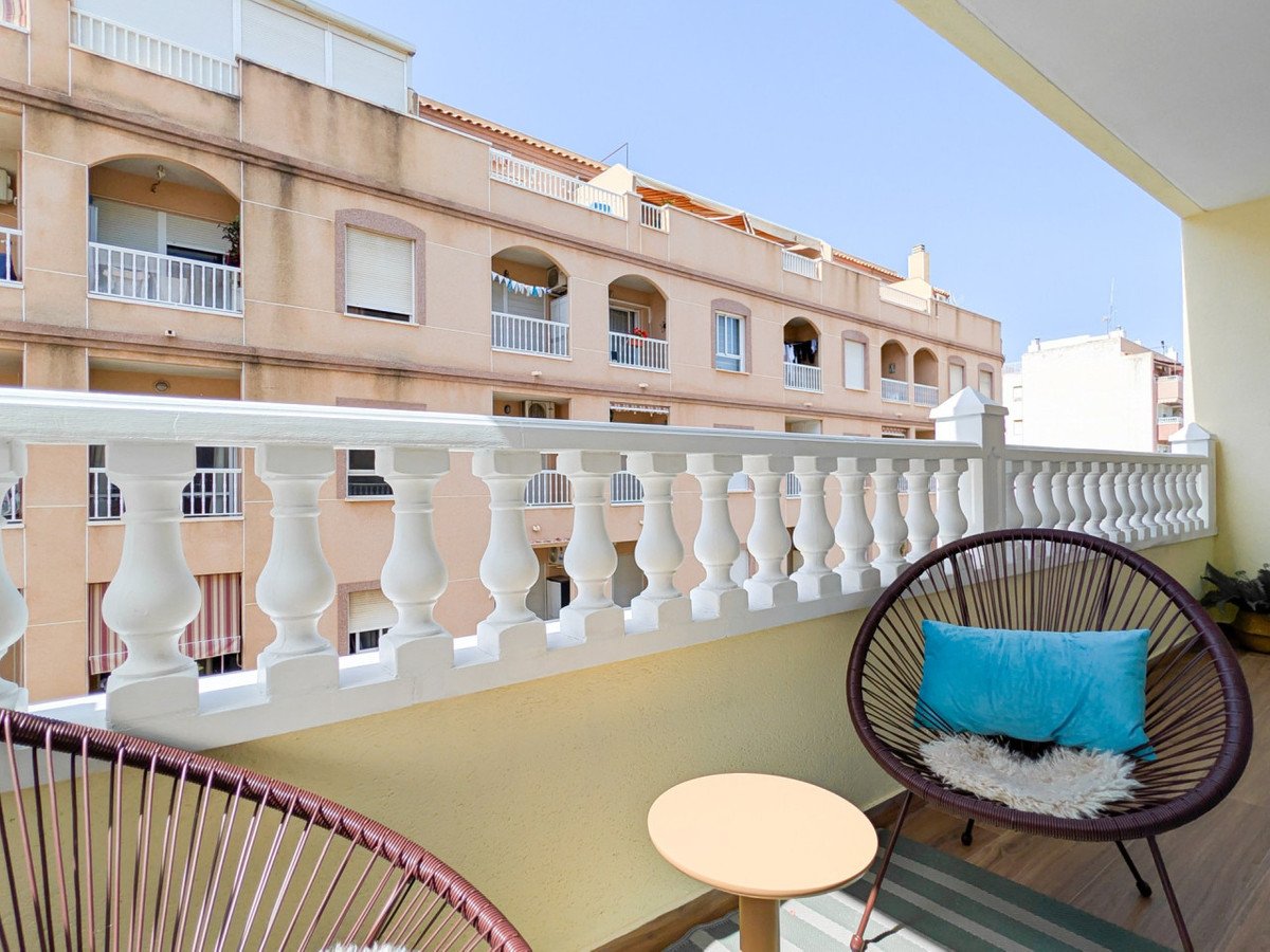 2 Bed Middle Floor Apartment in Parque de las Naciones