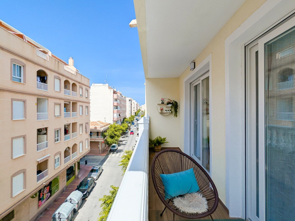 2 Bed Middle Floor Apartment in Parque de las Naciones
