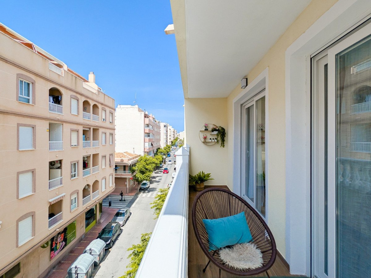 2 Bed Middle Floor Apartment in Parque de las Naciones