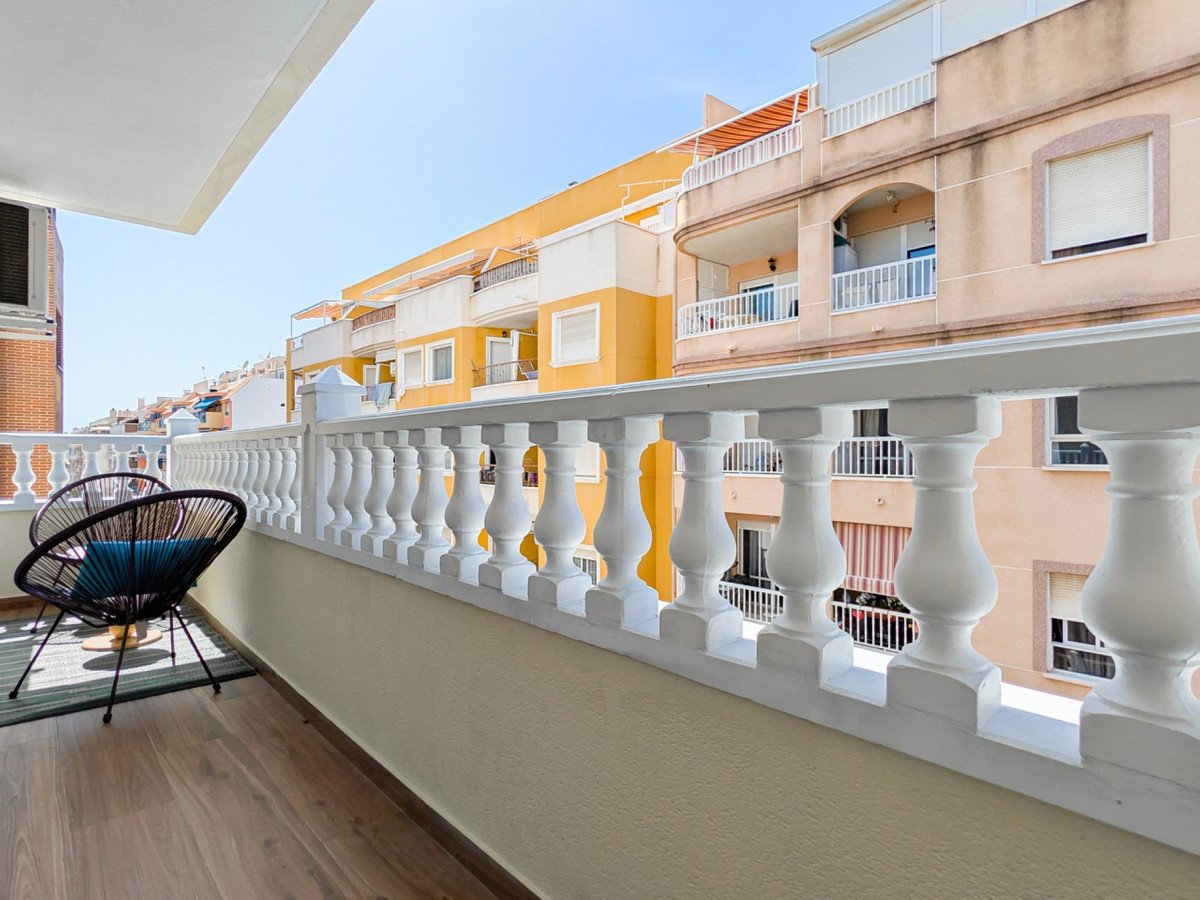 2 Bed Middle Floor Apartment in Parque de las Naciones