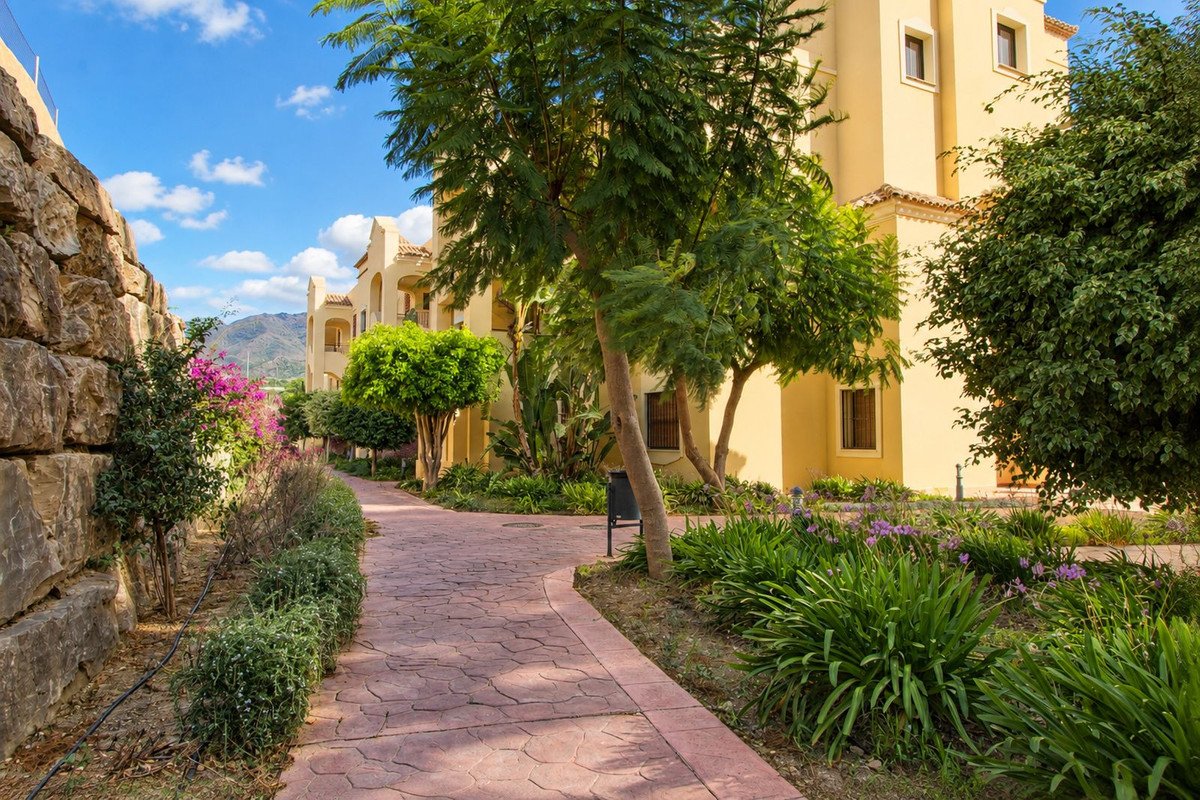 3 Bed Middle Floor Apartment in Estepona