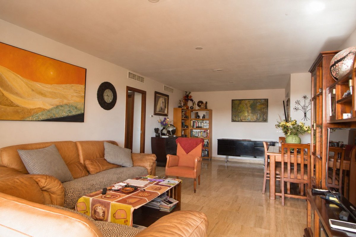 3 Bed Middle Floor Apartment in Estepona