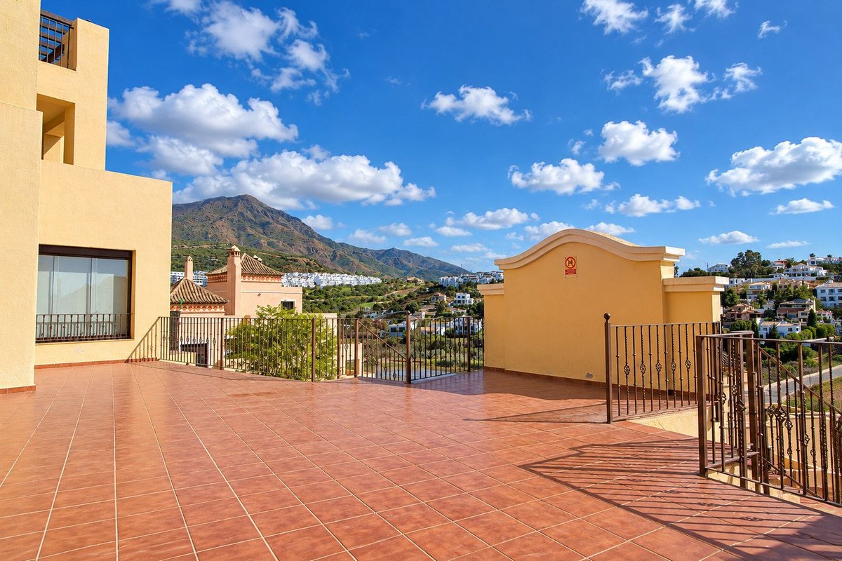 3 Bed Middle Floor Apartment in Estepona