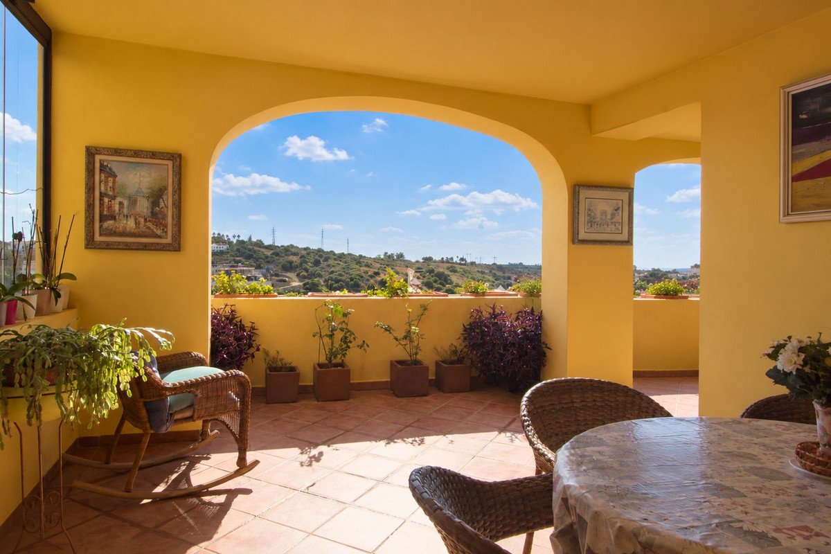 3 Bed Middle Floor Apartment in Estepona