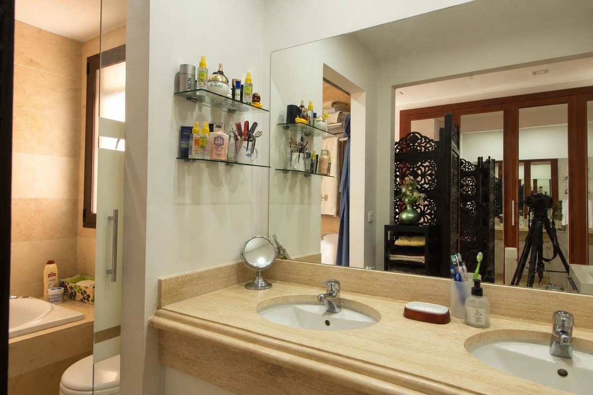 3 Bed Middle Floor Apartment in Estepona