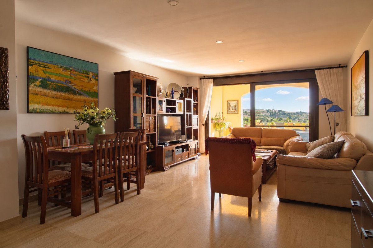 3 Bed Middle Floor Apartment in Estepona