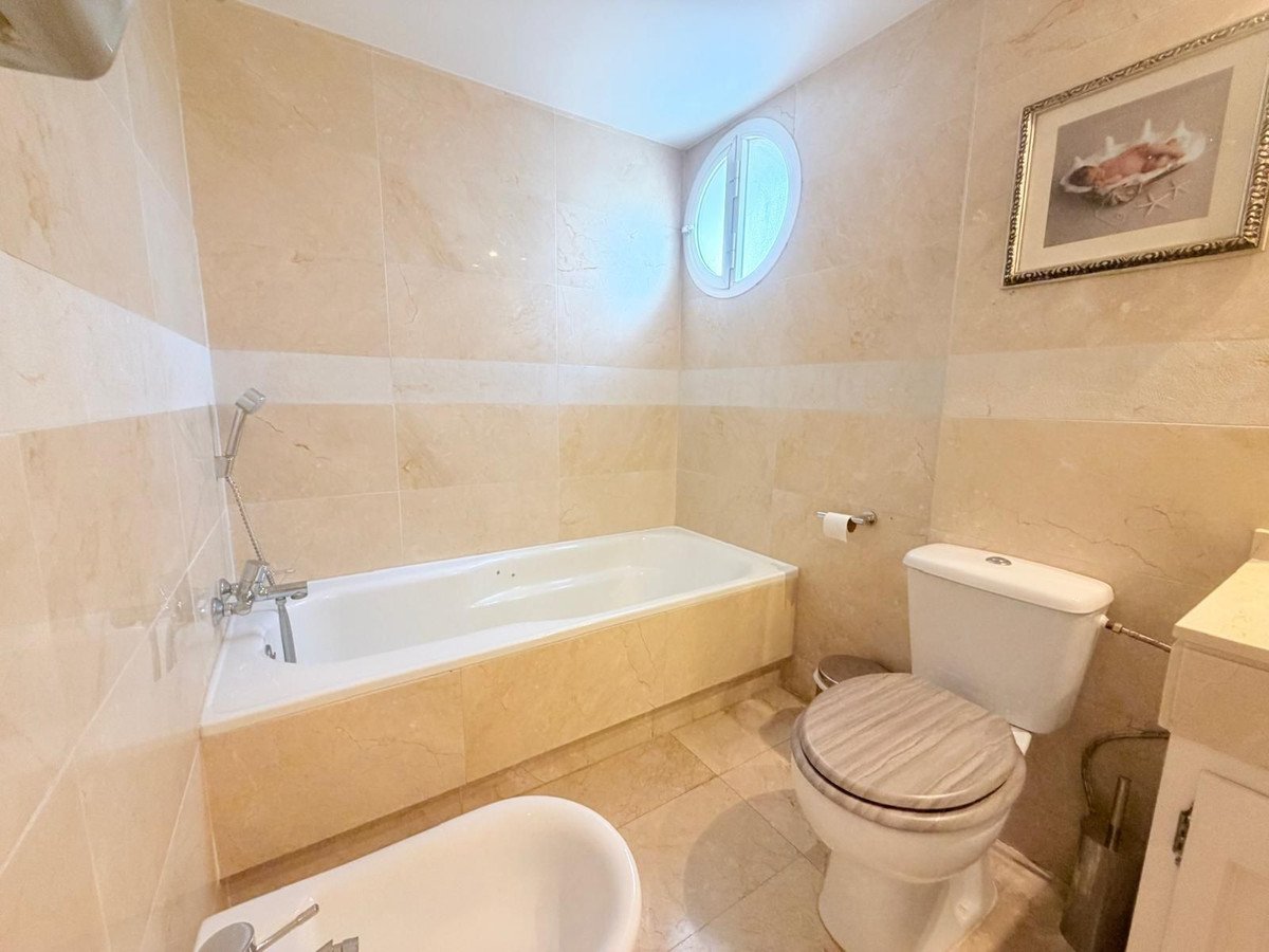3 Bed Middle Floor Apartment in Marbella