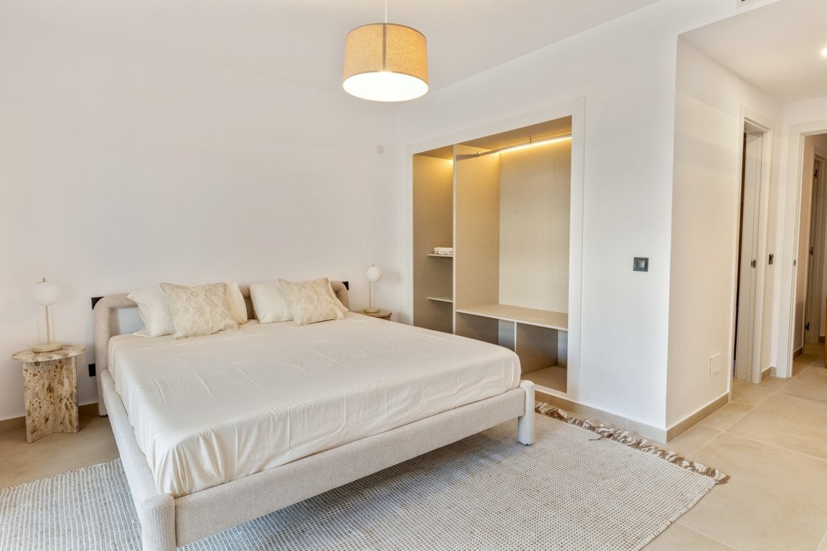 3 Bed Middle Floor Apartment in Nueva Andalucía