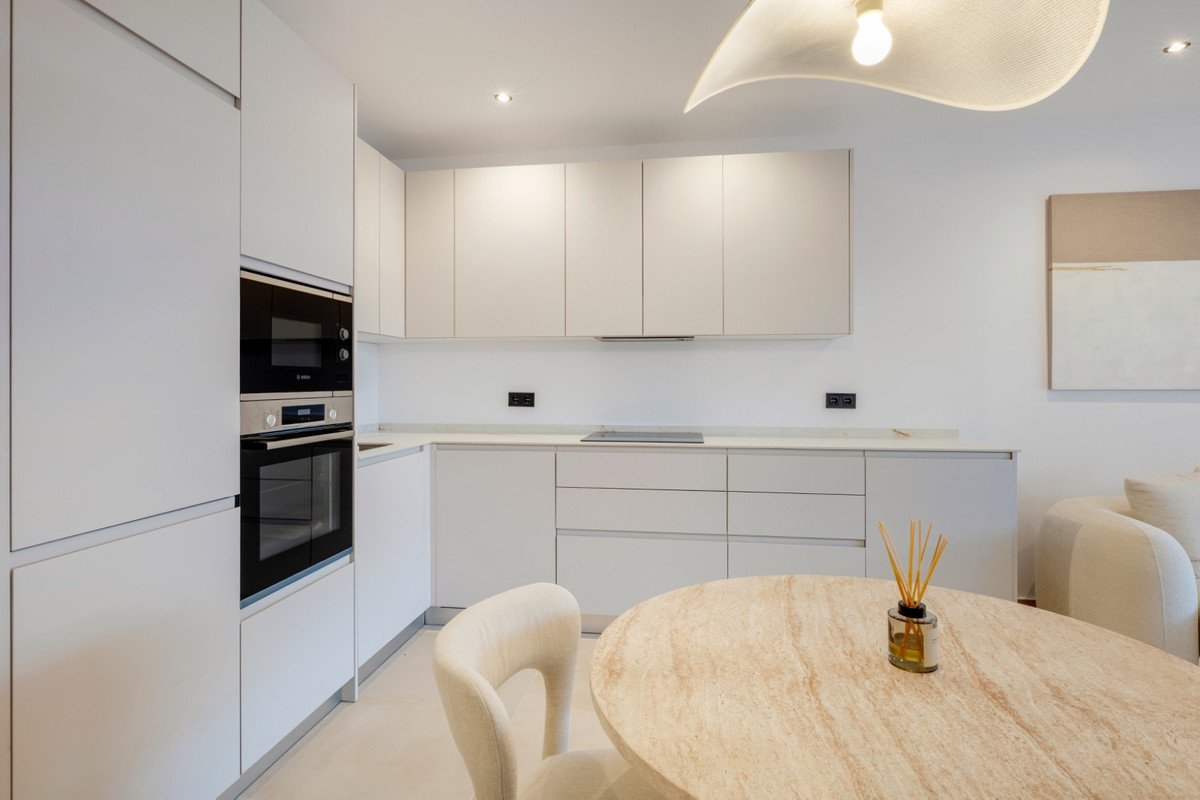 3 Bed Middle Floor Apartment in Nueva Andalucía
