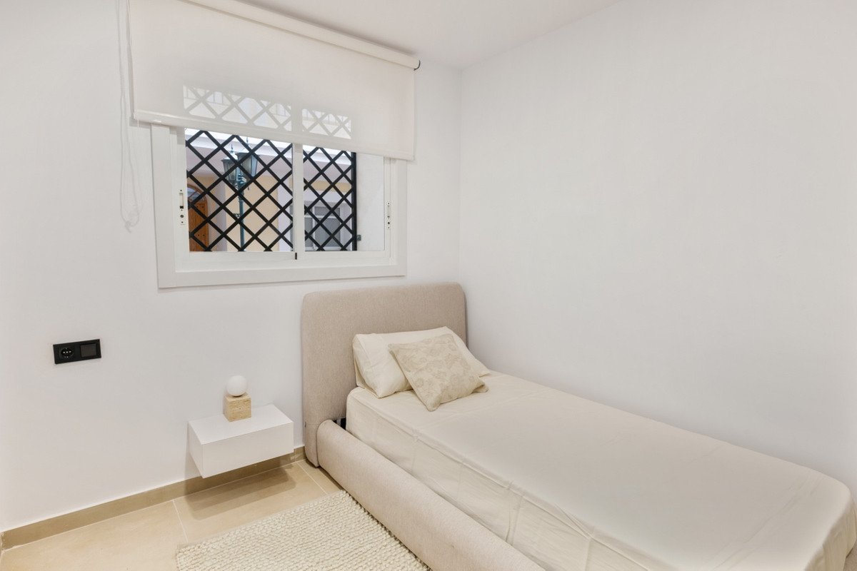 3 Bed Middle Floor Apartment in Nueva Andalucía