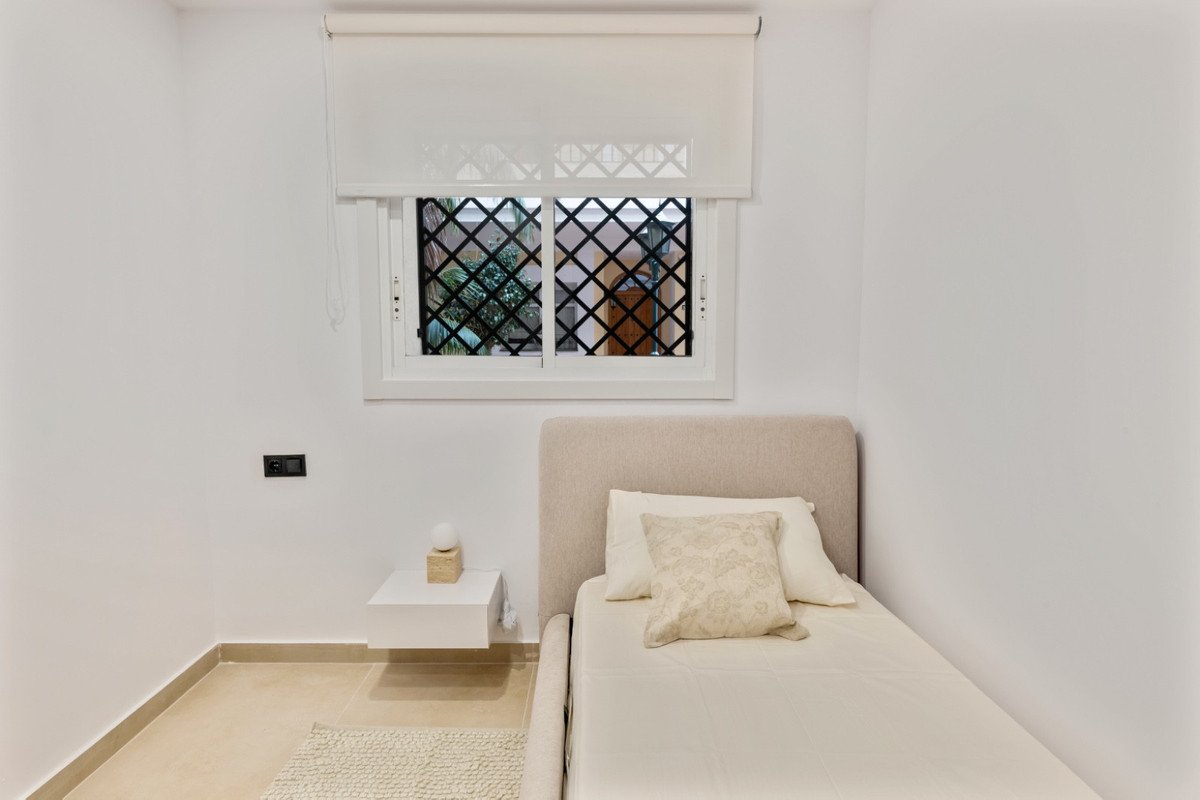 3 Bed Middle Floor Apartment in Nueva Andalucía