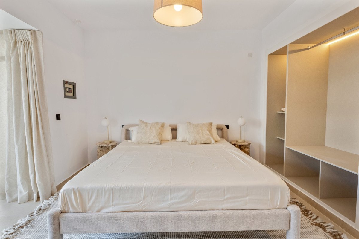 3 Bed Middle Floor Apartment in Nueva Andalucía