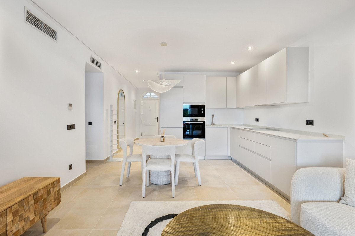 3 Bed Middle Floor Apartment in Nueva Andalucía