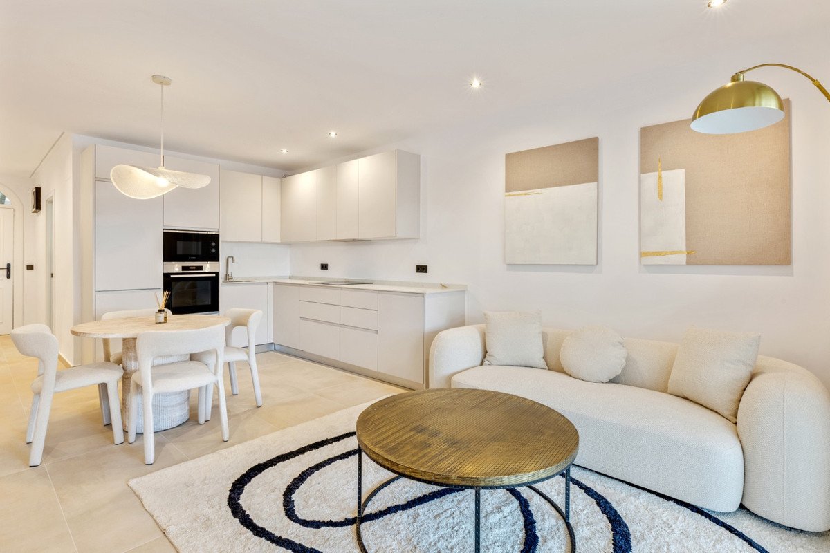 3 Bed Middle Floor Apartment in Nueva Andalucía