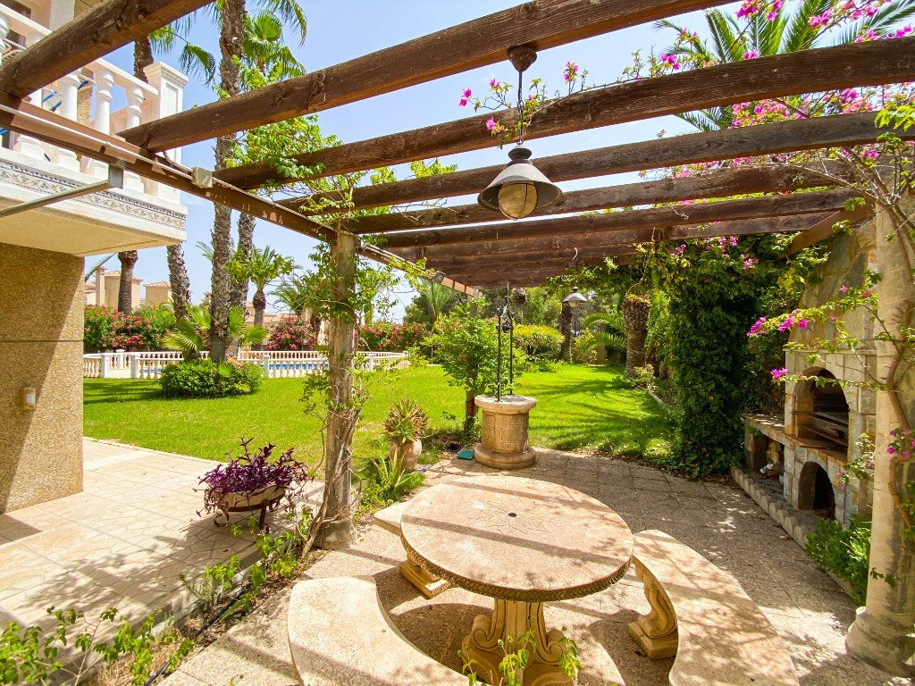 7 Bed Detached Villa in Villamartin