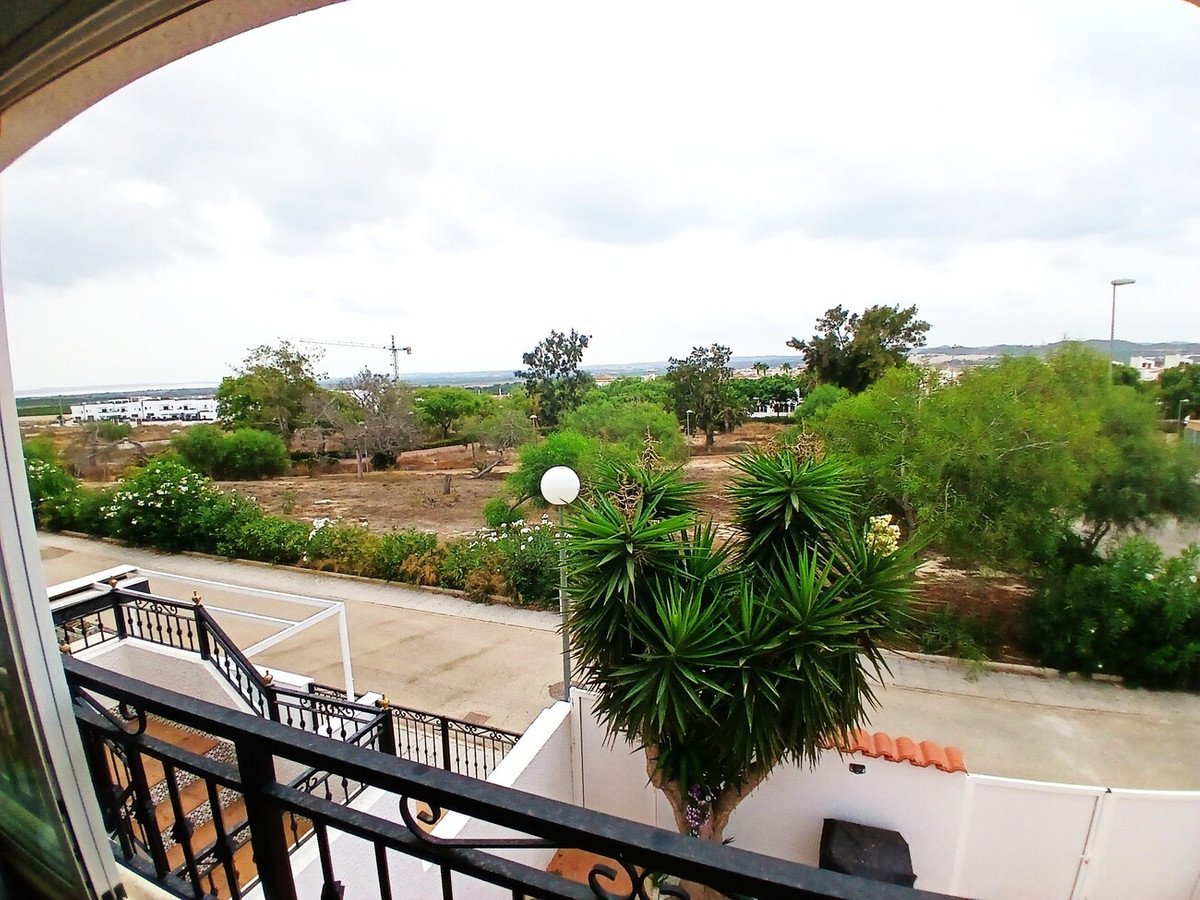 2 Bed Top Floor Apartment in Alicante