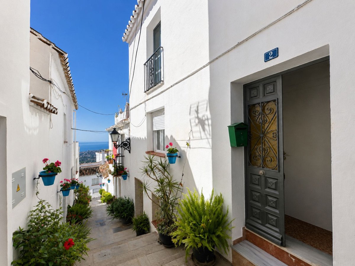 5 Bed Semi-Detached House in Mijas