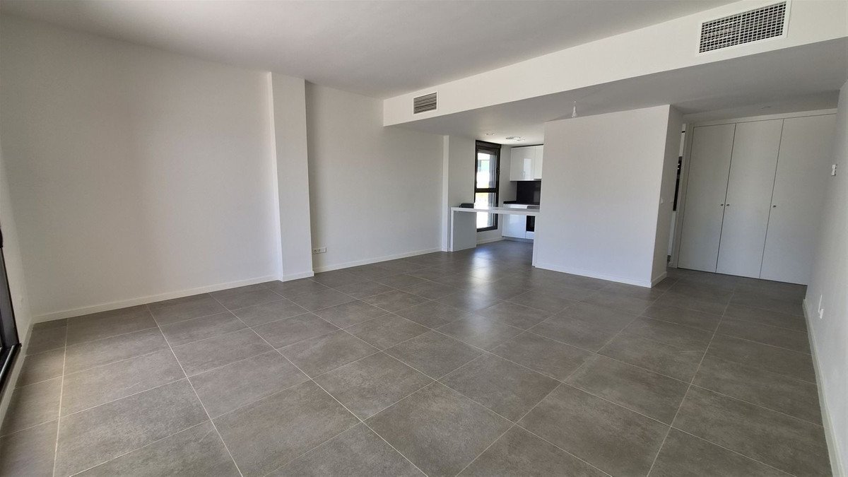2 Bed Middle Floor Apartment in Estepona