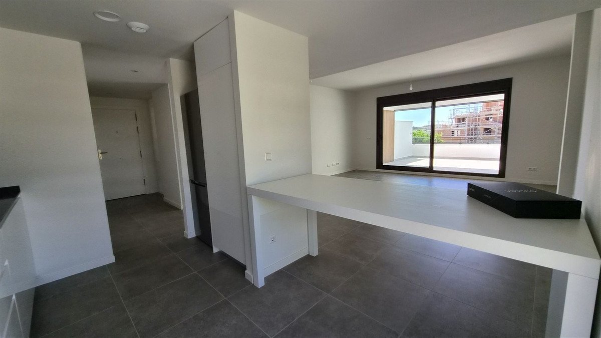 2 Bed Middle Floor Apartment in Estepona