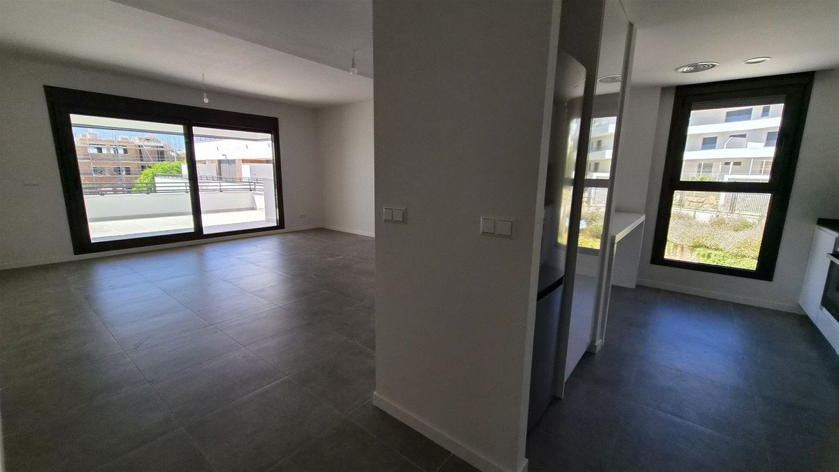2 Bed Middle Floor Apartment in Estepona