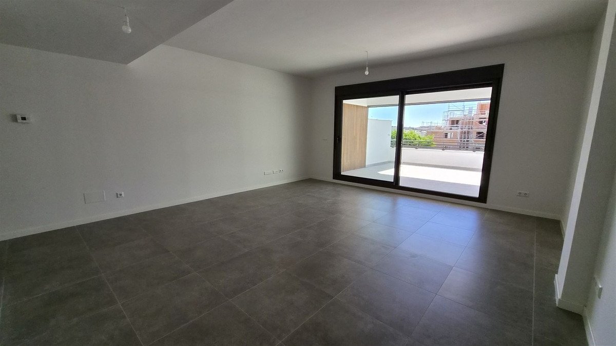 2 Bed Middle Floor Apartment in Estepona