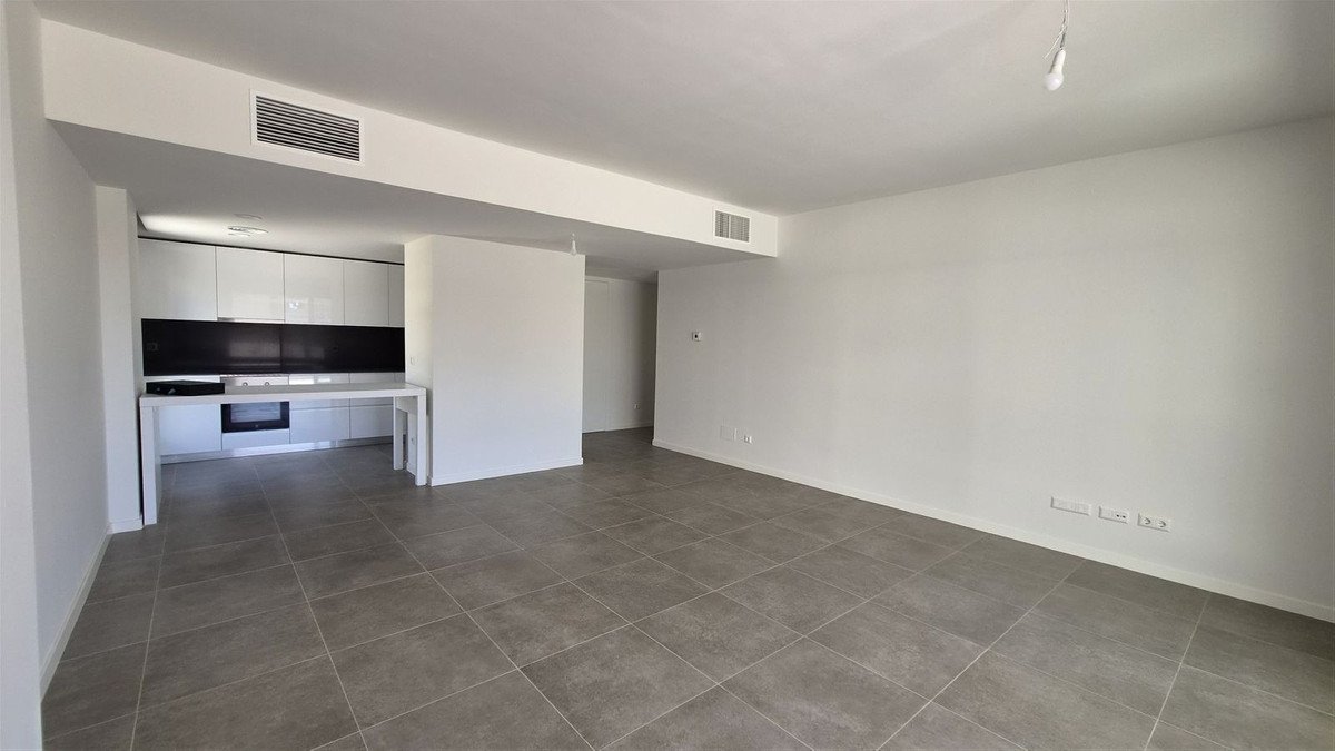 2 Bed Middle Floor Apartment in Estepona