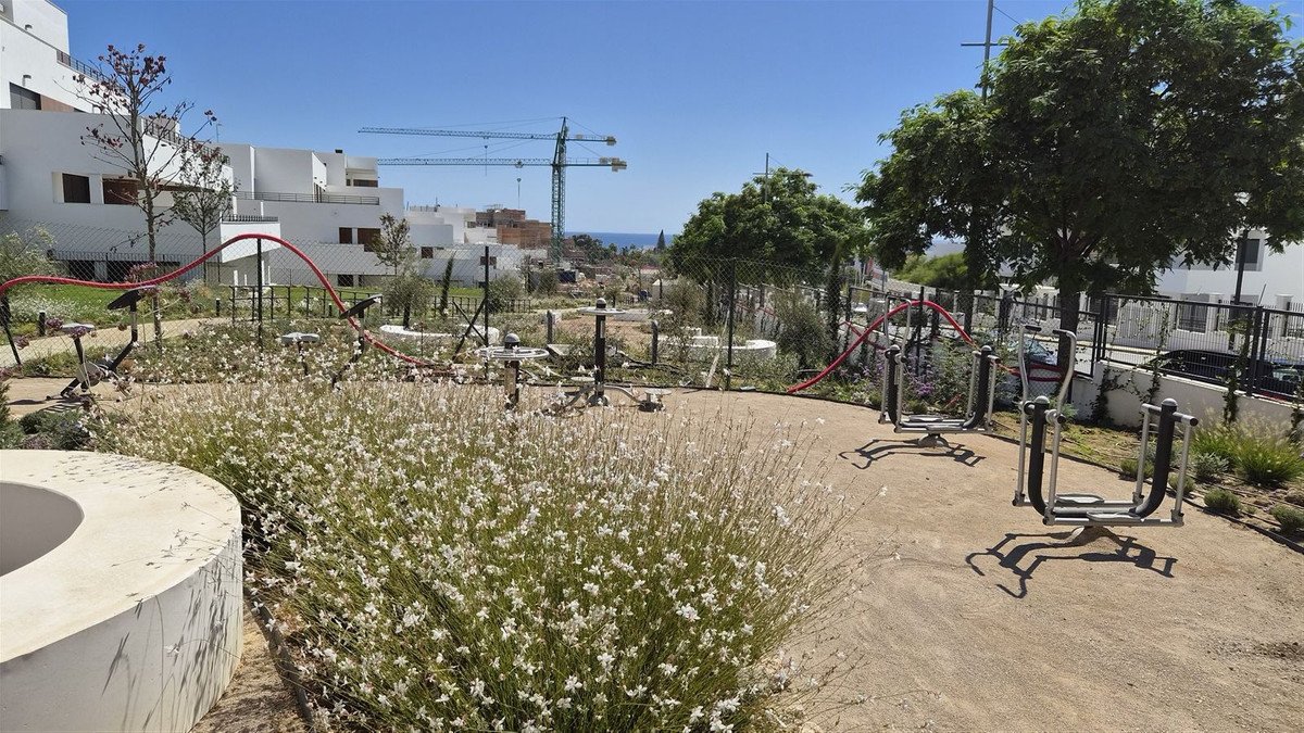 2 Bed Middle Floor Apartment in Estepona