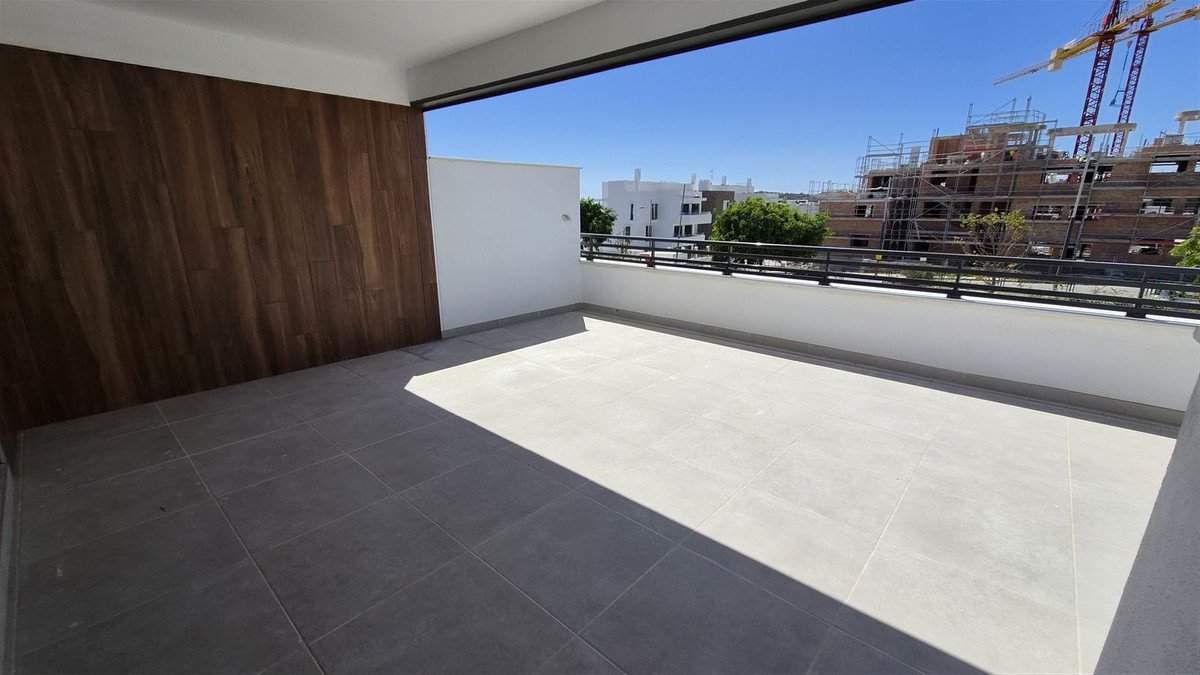 2 Bed Middle Floor Apartment in Estepona