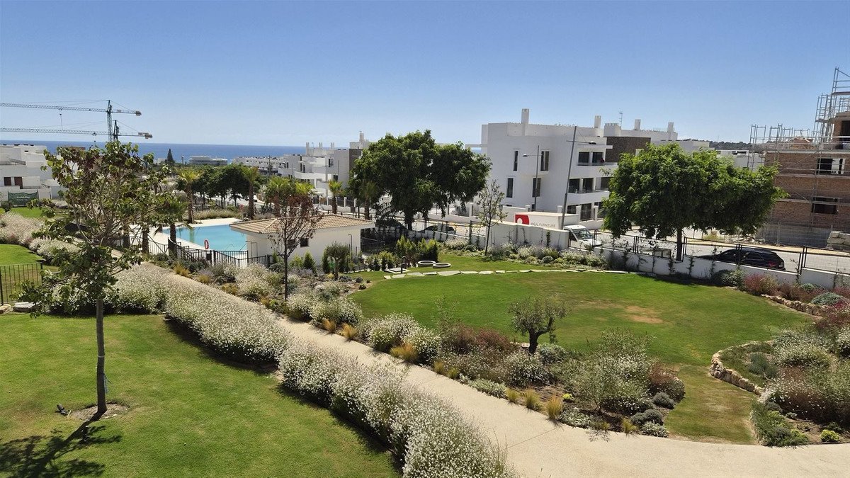 2 Bed Middle Floor Apartment in Estepona