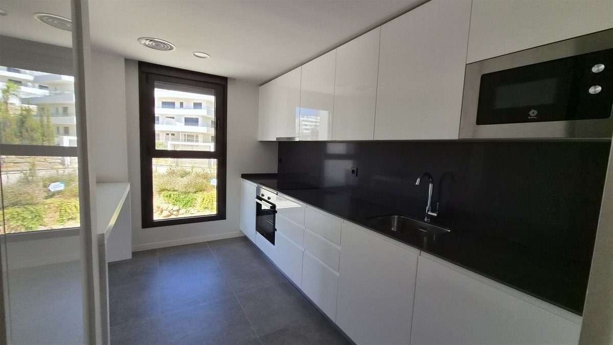 2 Bed Middle Floor Apartment in Estepona